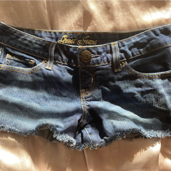 GUESS JEANS SHORTS IN SIZE WOMEMS 26 - Picture 1 of 7